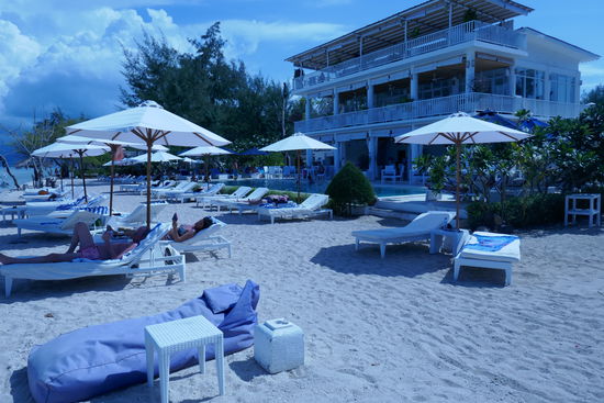 Liegestühle sind ausreichend vorhanden, doch leider zu wenig Schatten. Es gibt hier keine Palmen.