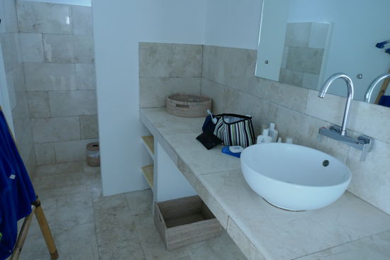 En sehr geräumiges Bad.