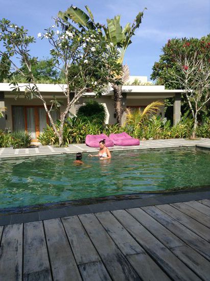 Wir Mädels im Pool, im Hintergrund unsere Bungalows.