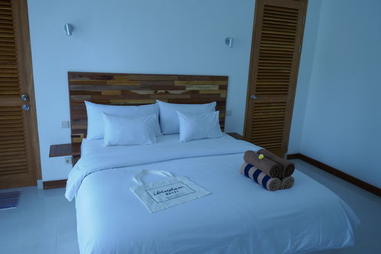 Die Zimmer sehr geräumig. Man merkt hier sehr schnell, das westliches Denken einen großen Einfluss hat. Es gibt keine Plastikflaschen, sondern Glasflaschen, die man sich an einem Spender auffüllen kann. Ebenso gibt es beim Frühstück keine Wegwerfartikel, sondern alles in Kokosnussschalen, die wieder verwendet werden.