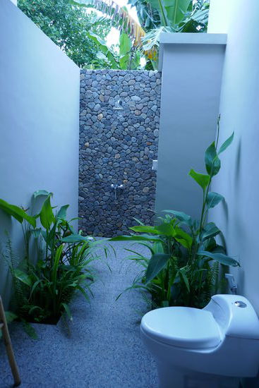 Unser erstes Bad, das zur Hälfte im Freien ist, ein Traum.