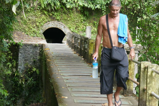 Über eine Brücke, die nur an einer Seite ein Geländer hat, mussten wir um weiterzukommen. Unter uns ca. 20 Meter Abgrund.