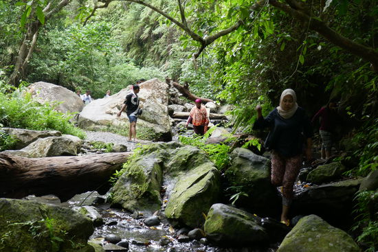 Zwischendurchendurch endet der Wanderweg und wir müssen durch den Fluss. Das Wasser ist angenehm kalt.