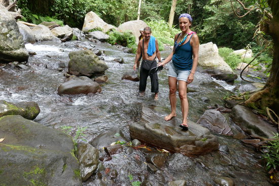 Barfuß hat man mehr gefühlt für die glitschigen Steine, Flipflops besser ausziehen.