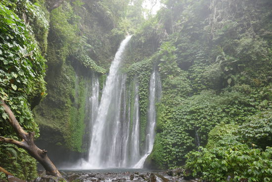Angekommen am Wasserfall 2. Jetzt wird gebadet. Schon von weitem ist die Luft in feinem wässrigen Nebel gehüllt. Das fühlt sich gut an, nach dem Marsch.