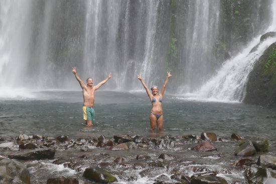 Weil wir keine wasserfeste Kamera hatten, sind nur Eckhard und Dani ins Wasser gegangen, es war gigantisch und sau kalt.