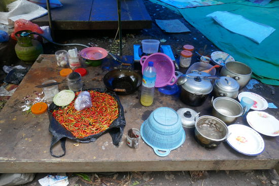 Unterkunft für ca. 15 Arbeiter, die an der Begradigung des Flusses arbeiten. So lange das dauert, wohnen Sie hier im Dschungel.