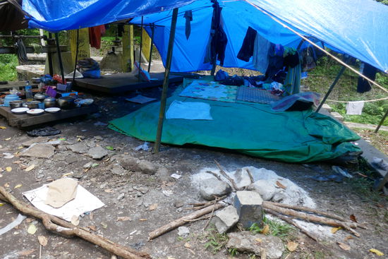 Schlafplätze und Küche.