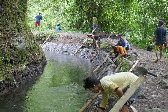 Fleißige Arbeiter, für uns unvorstellbar, dass sie hier wohnen, bis die Arbeit beendet ist.