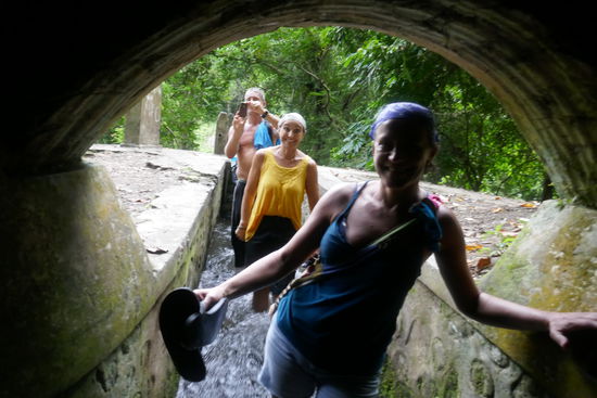 Der Eingang eines Tunnels. Diese Abkürzung mit Abenteuerfeeling, sollten wir uns nicht entgehen lassen, hat uns in Guide unterwegs empfohlen.