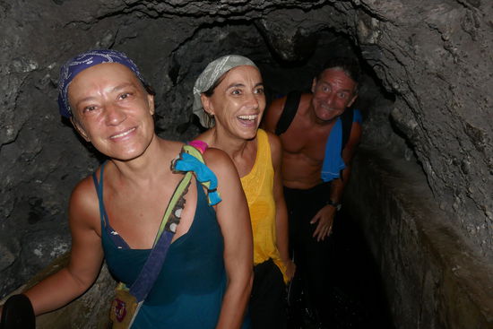 Der Tunnel ist ca. 100 m lang, vielleicht auch weniger. Ist im Dunkeln schlecht abzuschätzen. Also wir sind durch diesen Tunnel, mit wadentiefem Wasser, dass starke Strömung hatte, durchgelaufen. Das war unheimlich und interessant zugleich. Ca. 5 fensterähmliche Öffnungen ließen etwas Tageslicht einfallen, doch nur sehr wenig. Wir sind unversehrt am Ende des Tunnels angelangt.