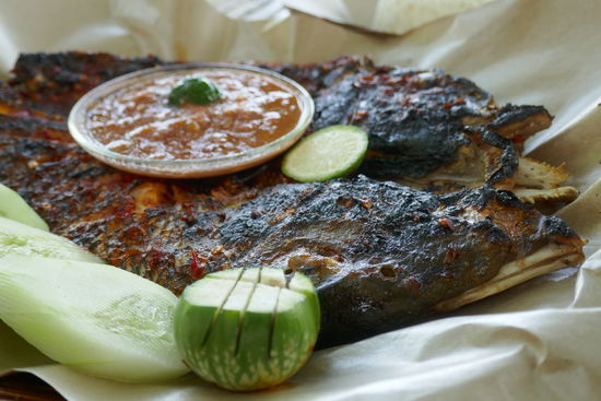 Der Fisch war echt lecker, gerade fertig und schon fing es an zu regnen. Wir haben uns untergestellt und ca. 1 Stunde gewartet.