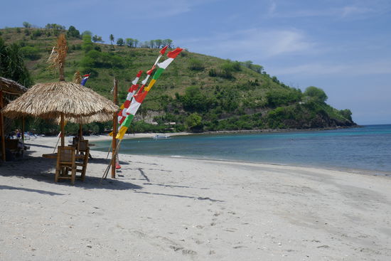 Außer uns höchstens noch 5 Touristen am Strand, der Rest Einheimische.