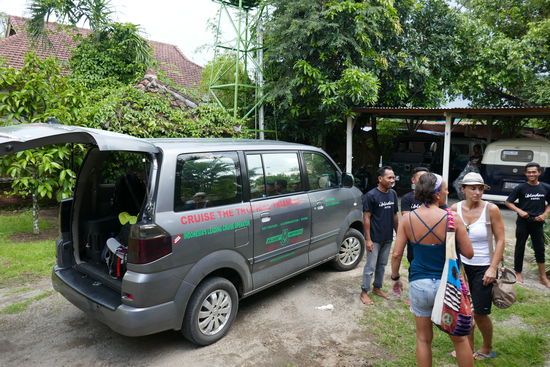 Unser Fahrer bringt uns an den Hafen, von dort geht's weiter nach Lembongan.