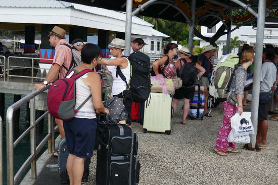 Das Warten hier ist hier sehr anstrengend, weil ständig Strassenhändler dir etwas zu viel zu hohen Preisen andrehen wollen.