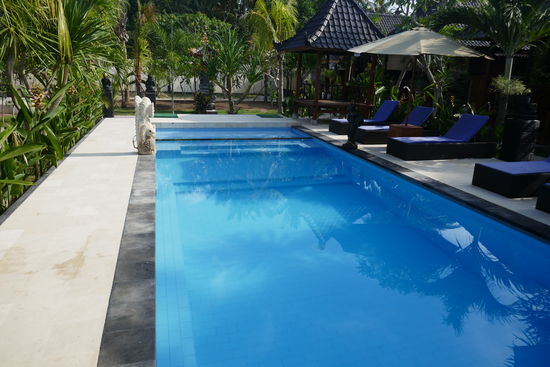 Der Pool ist eigentlich sehr schön, doch leider falsch gebaut, er reinigt sich deshalb nicht selbst.