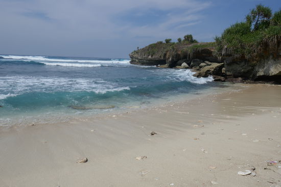 Einer der schönsten Strände der Insel. Nicht so verschmutzt wie die meisten. Man kann hier nur als guter Schwimmer ins Wasser, denn die Strömung ist stark und die Wellen sehr hoch.