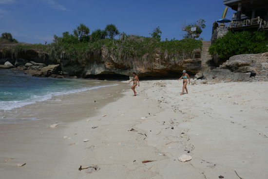 Wir sind nur bis zu den Knien rein, weiter haben wir uns nicht getraut. An dieser Stelle ist zu erwähnen, dass wir eine Familie aus Frankreich getroffen haben, deren Tochter (20) hat auch nur mit den Knien im Wasser gestanden und wurde in Sanur von einer 2m hohen Welle erwischt. Sie wurde auf den Strand geschleudert und hatte den Oberarm gebrochen und musste operiert werden.