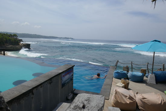Wir haben uns dann doch lieber für den Infinity Pool oberhalb der Dream Beach entschieden, der war auch mit Salzwasser gefüllt. Und kalte Getränke waren nicht sehr weit.