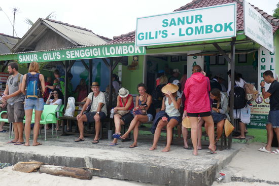 Warten auf die Überfahrt von Lembongan nach Bali (SANUR).