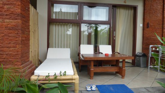 Also ein 2. Mal sind wir nur nach Ubud gereist, weil Eckhard die teuren Schöffel Softshell-Jacken am Anfang unserer Reise vergessen hat. Leider konnten wir die erste Unterkunft nicht nochmal buchen, aber somit haben wir erneut was Neues gesehen.  Wir hatten Schwierigkeiten diese Unterkunft zu finden, da sie von der Hauptstraße nicht ausgeschildert ist. Unser Taxifahrer hat dort angerufen und dann war es ganz leicht.