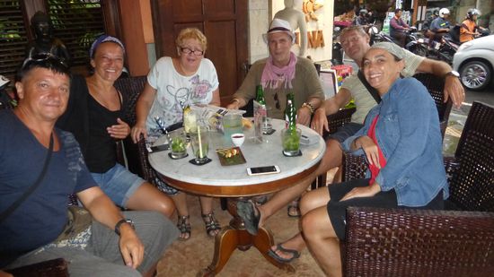 Kaffee trinken mit Wormsern! Dani hat mit einer Arbeitskollegin einen Treffpunkt vereinbart und wir hatten einen kurzweiligen Aufenthalt in Ubud. Vorher haben wir uns noch nie in der Heimat verabredet, dafür mussten wir erst mal ca. 13.000 km weit, von zu Hause, weg sein.