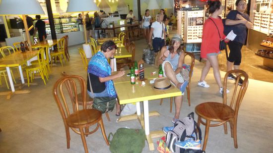 5 Stunden Singapur müssen überbrückt werden, als rein ins Internet und Reisebericht schreiben....