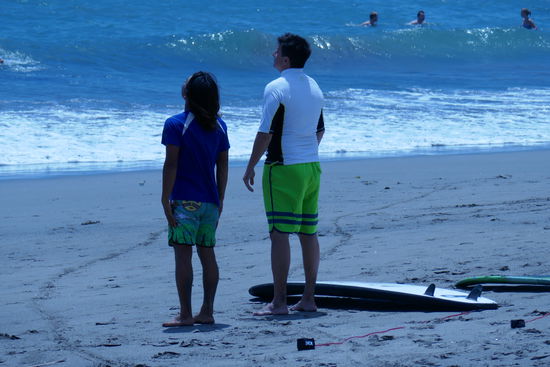 Hier Bernd bei einer Surf-Schnupperstunde mit Lehrer. Das Rauspaddeln hat er nicht für sich entdeckt, er bleibt dann doch lieber beim Snowboarden.
