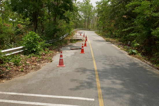 Hier ist einfach mal ein Stück von der Straße weggebrochen, aber immerhin gekennzeichnet ....