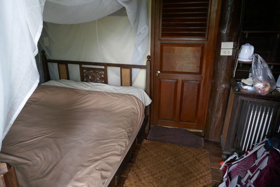 Die Hütten sind recht einfach, es gibt einen Ventilator und ein Fliegennetz.... Die Fußbodenbretter haben 1 cm zwischenspalten und man sieht den Urwald durch.