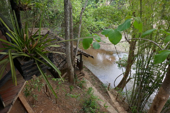 Direkt am Hang über einem Fluss