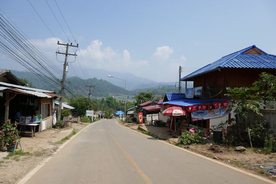 Anschließend fährt man durch ein recht fruchtbares Hochtal, dazu später mehr.... Hier gibt es Gemüse- und Reisterrassen!