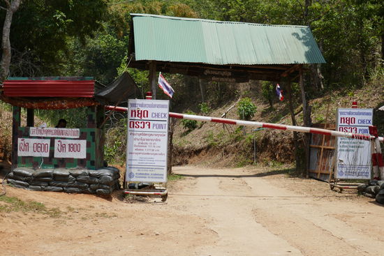 Der Grenzübergang zu Myanmar, der Grenzübertritt ist für Touristen geschlossen.......