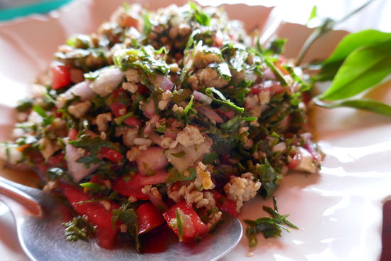 Und zum Abschluss haben wir im dazugehörigen Restaurant noch die Spezialität hier versucht, einen Teesalat.