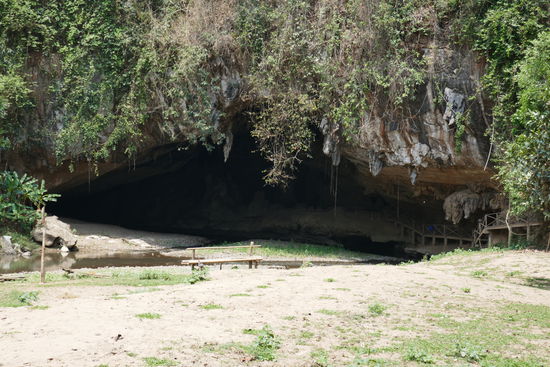 Rechts auf dem Bild ist der Eingang zur Höhle.