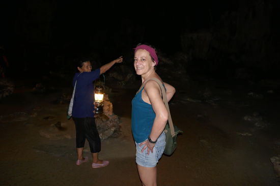 Sie zeigt uns Stalagmiten und Stalaktiten (den Unterschied kennt ihr alle, oder? �), verschiedene Skulpturen, die wie Elefanten, Affen, Buddha, Frauenbeine oder einen Hund als Höhlenmalerei, die um die tausend Jahre alt sein soll. Wenn man es gezeigt bekommt, sieht man es sofort, würde man aber alleine durch die Höhle gehen, würde man da nicht wirklich was entdecken.