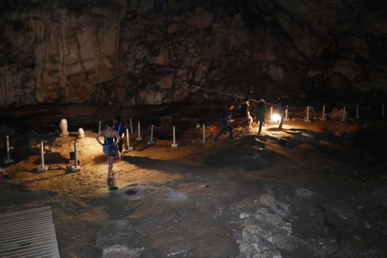 So dunkel haben wir noch keine Tropfsteinhöhle erlebt, hier gibt es keine zusätzliche Beleuchtung zu den Benzinlampen. Hier will man zwar den Tourismus, doch man möchte auch das ursprüngliche so belassen. Gut so!
