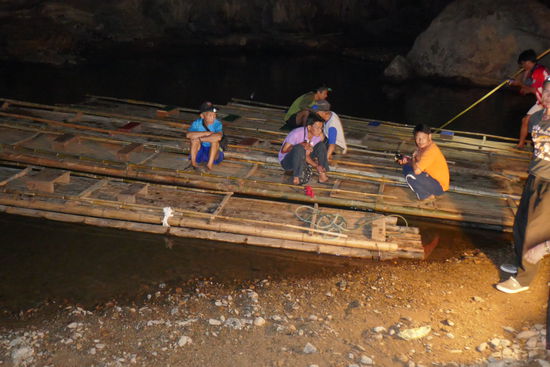 Hier warten schon die Flößer, auch komplett im Dunkeln, bis wir unseren Rundgang beendet haben, damit sie uns in die nächste Höhle fahren.