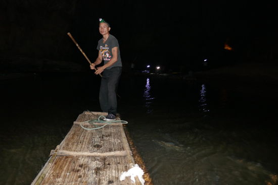 Ohne Blitzlicht sieht man den Mann so gut wie nicht.