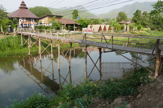 Liegt traumhaft schön direkt am Flussufer ..... das ist der Ausblick vom Restaurant, super schön.