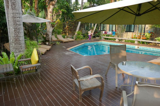 Kleiner Pool zum abkühlen, reicht es.