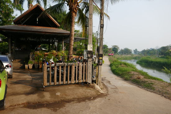 Parken ist hier eher schlecht, wir haben auf der anderen Flussseite geparkt, ca. 200 m weg.