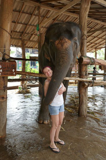 Wir sollten die Bananen hinter dem Rücken verstecken, damit wir eine Umarmung bekommen. Das hat mich sehr viel Überwindung gekostet, weil ich Tiere nicht ganz so gerne anfasse.