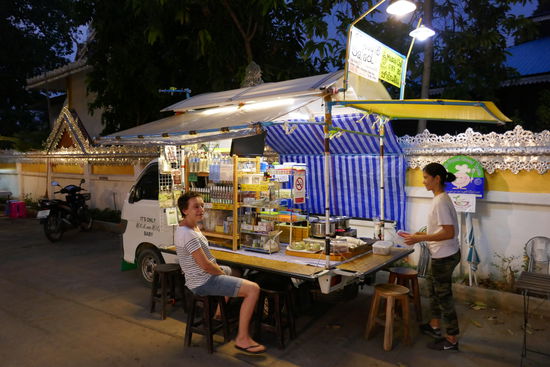 Ein Essensstand mit Selbst gemachtem und eigenem Anbau.