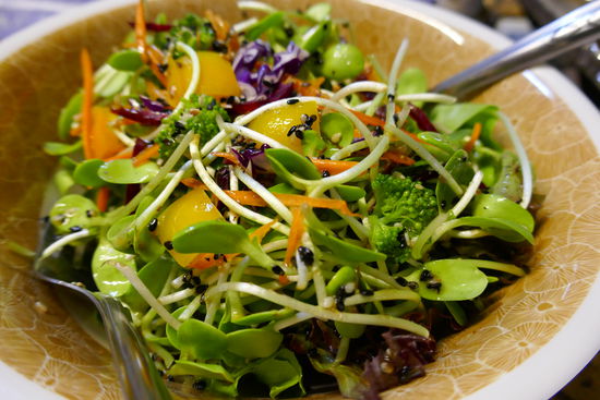 Das ist einer der leckersten Salate, den wir bisher (überhaupt, nicht auf Thailand bezogen) gegessen haben.