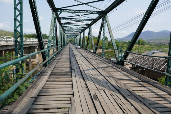 Eine alte Brücke neben der Hauptstrecke, wird nur noch von Fußgängern benutzt.