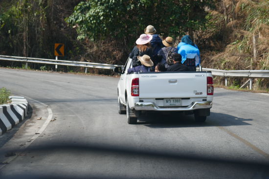 Seit 1. April ist es in Thailand eigentlich verboten Personen auf der Ladefläche mitzunehmen...... das kümmert hier keinen, es gibt auch noch viele Taxis, die den Personentransport auf der Ladefläche machen.