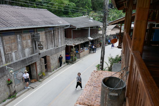 Das Kaffeehaus gegenüber ist beliebtes Fotomotiv für alle Thais.....