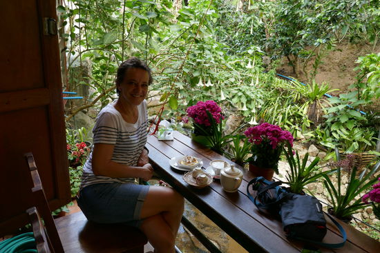 .... glücklich mit Kaffee und Kuchen ....