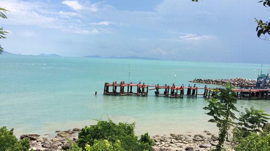 Hier im Restaurant haben wir scharf und gut gegessen, während wir auf die Fähre gewartet haben. Es gibt schlechtere Orte.